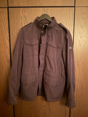 Hetrego vårjacka  - Hetrego vårjacka i strl 50, dvs Medium. Nypris på denna låg runt 5500kr. Hetrego är ett väldigt fint italienskt märke därav kvalitativa kläder. Jackan passar bra till vår / höst med en hoodie under. Väldigt fin jacka.