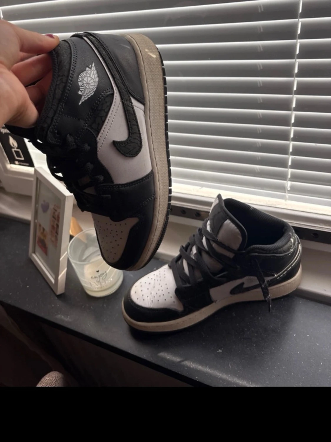 Svarta och vita Air Jordan 1 Mid - 2