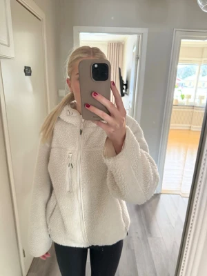 Vit teddyjacka med huva - Teddyjacka från H&M. Bra skick