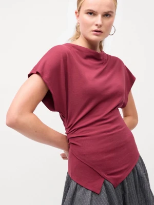 Vinröd asymmetrisk topp - Trendig Gina Tricot vinröd topp med asymmetrisk nederkant och lätt drapering i sidan. Toppen har korta ärmar och en lös, bekväm passform. Tillverkad i mjuk bomull som känns skön mot huden. (Priset är diskuterbart)