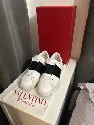 Valentino Garavani vita sneakers - Nu säljer jag mina snygga valentino opens som är i ett väldigt bra skick. När du köper skorna får du med original låda, extra snören, valentino kort och två dustbags. Jag säljer dom för 2299 men kan gå ner i pris vid en snabb affär. Hör av er vid frågor! 💫🤩