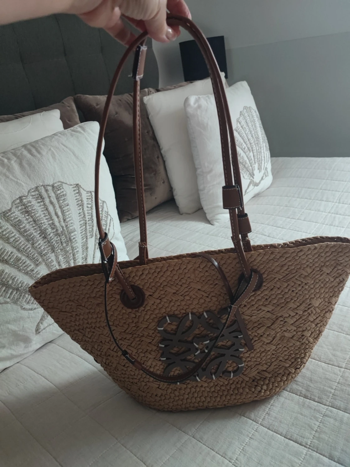 Strandväska från Loewe med läderdetaljer