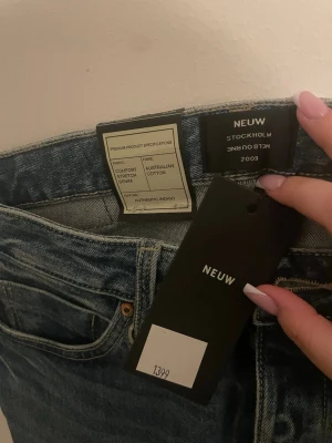 Blå jeans från Neuw i stretchdenim - Säljer ett par klassiska blå jeans från Neuw med rak passform. HELT oanvända pris kan diskuteras vid snabbaffär 