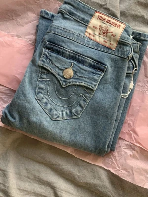 Ljusblå jeans från True Religion - Säljer ett par ljusblå jeans från True Religion med modellen Joey, jag säljer de pga av att de va för små