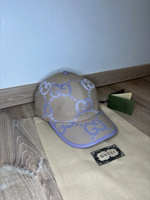 Gucci Jumbo  - Säljer en helt ny Gucci keps.                           Model : Jumbo.                                                                     Har flera kepsar på profilen.                                          Kan tänka mig sänka priset vid snabb affär.             Vid flera frågor hör av dig. 