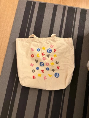 Love on tour tote bag - Harry Styles love on tour tote bag. Jättefin men använder nästan aldrig längre därav säljer jag den. Pris kan diskuteras. 