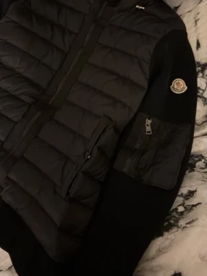 Moncler cardigan  - Den är är helt ny och sista pris är 2000