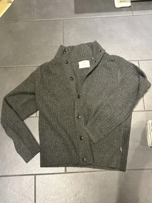 Jack and jones Cardigan - En super skön jack and jones cardigan som passar perfekt nu till när det blir lite varmare! | Skick; 10/10 använt en eller två gånger! | Storlek; S men sitter större! | Pris kan diskuteras vid en snabb och smidig affär! /Mvh Nitro 👨🏽‍🎨