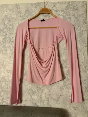 Ljusrosa topp från Gina  - Toppen är använd en gång och i storlek S 