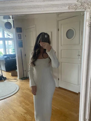 Klänning - Vit klänning från gina tricot. I bra skick men har en liten fläck (se sista bilden). Priset kan sänkas vid snabb affär