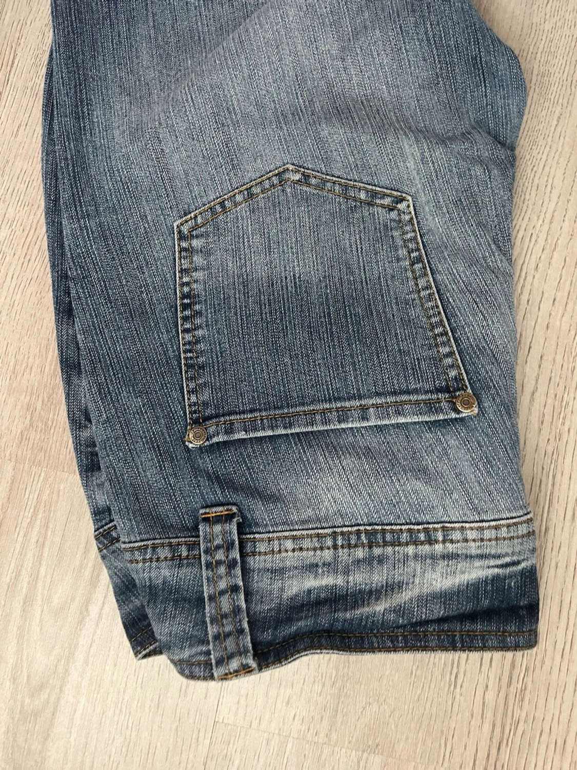 Blå bootcut jeans med slitningar - 1