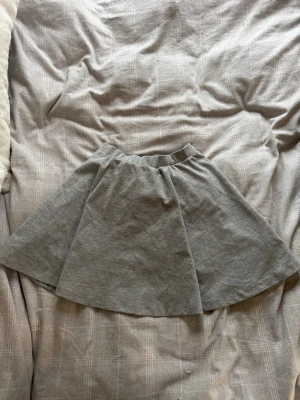 Grå kjol  - Säljer en enkel och snygg grå kjol från Bik Bok. Hör av dig vid frågor ❤️