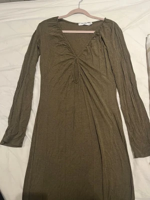 Khaki långklänning - Khaki grön långklänning i mjukt soft touch material från NAKD. Stl XS. Super bekväm🩷