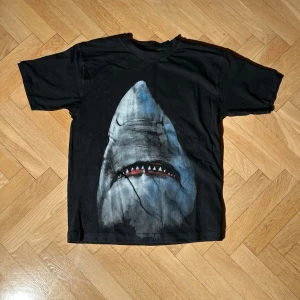Givenchy shark print T-shirt - Vid köp av fler produkter erbjuds bättre pris. Skriv vid ytterligare frågor eller funderingar🤝 Storlek: S (storlek på lapp XL passar mer som S/M). Mått: Längd 66 cm. Bredd 50 cm.