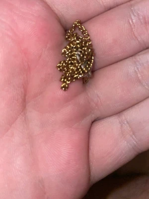 Guld 18k - Säljer trasigt guld halsband i 3 delar som scrap stämpel då spännet flög av finns inte men ta med guld test kit så kan du testa det ungefär 4,75gram