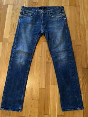 Replay jeans - - Längd:105cm bredd- 47cm. Storlek är okänd. Motsvarar ca M 