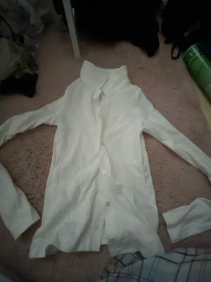 Vit långärmad skjorta  - aldrig andvönd 
