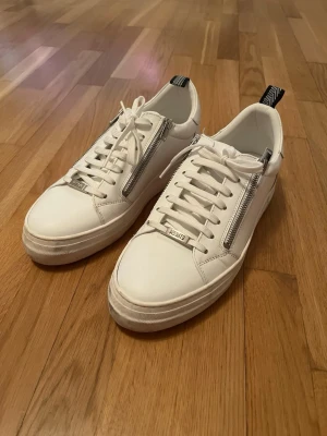 Alex morato skor - -cleana vita skor med dragkedja, inget fel på de! Pris kan diskuteras