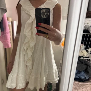 Vit studentklänning  - Säljer en söt vit klänning från Zara, den är endast använd en gång så den är i helt nytt skick🙌🏻Den är nytvättad så den ser lite skrynklig ut på bilden så man har de i åtanke❤️