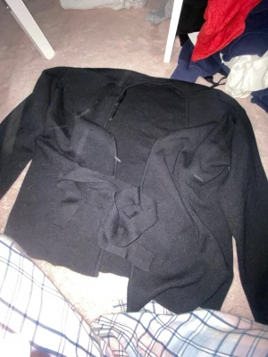 Svart stickad kofta med knytskärp - aldrig andvönd mycket bra skick dm mig om du vill se hur den sitter på