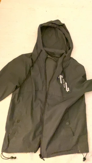 trapstar shooters windbreaker  - riktig snygg windbreaker från trapstar shooters. den har en reflex så när du tar bild blir den grå. väldigt unik aldrig sett nån annan med den. den har små skador på inre armen som ej är synligt om du nt inspekterar jackan. perfekt för våren. står XS men kan passa ända upp till M. 