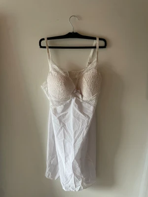 Sovlinne   - Säljer denna söta klänningen, som jag tror är ett sovlinne😝Den är kort och resterande tyg är väldigt skönt och mjukt. Den har bara använts enstaka tillfällen men har inga tecken på användning. Står tyvärr ingen storlek på den men gissar på en L (tuttmässigt)🍉 Den har både justerbara band och 3 olika knäppen där bak. 