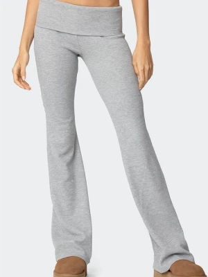 Grå ribbade mjukisbyxor bootcut - Säljer ett par ljusgrå mjukisbyxor med ribbad midja och bootcut-ben. Byxorna har en bred, vikt linning och är tillverkade i mjukt, stretchigt material som sitter skönt. Perfekta för en avslappnad och trendig look.