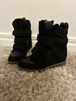 Isabel marant svarta  - Isabel marant skor i svart , äkta men har inget kvitto säljer dem åt min syrra!😊
