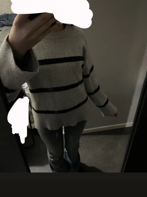 Grå stickad tröja med svarta ränder - Säljer en oversized stickad tröja med breda svarta ränder, den har lite fläckar men det syns inte när man har på sig den bara med ficklampa, säljer den för det är inte min stil och har inte kommit till användning, den är fortfarande i bra skick å inte så mycket använd. Skulle säga att de är storlek S-XS. Priset går gärna att diskutera om du skulle vilja🩷