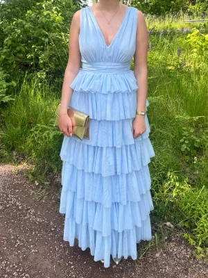 Tulle frill gown  - Säljer min älskade balklänning som jag hade på studentbalen 2025. Så så nöjd med den, både skön och så vacker. Är 180cm och bär klackar på 5cm. Perfekt till bal, bröllop och sommarens alla festligheter. Nypris 1799kr
