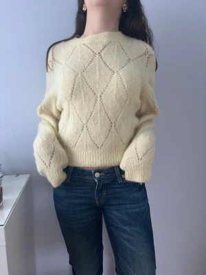 Gul stickad tröja - Mysig ljusgul stickad tröja från & other stories. Väldigt mjuk och skön. Aldrig använd💕