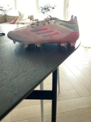 Adidas rosa fotbollsskor med dobbar - Säljer ett par rosa F50 elite,dom är väldigt snygga och bekväma