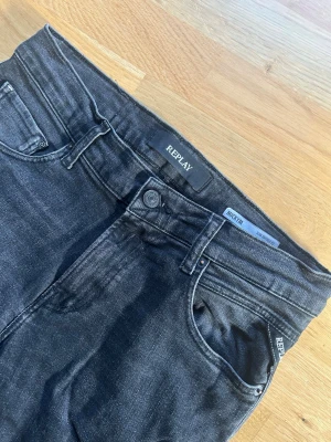 Replay Jeans Slim Fit - Snygga Replay jeans i storlek W28 L32. Fint skick. Ny pris runt 1000kr. 