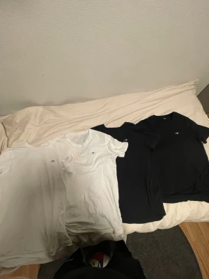 Svarta och vita t-shirts från Gant - Säljer fyra stilrena t-shirts från Gant, två svarta och två vita. Alla är köpta från kidsbrand store för ungefär 250 kronor var. Går att köpa enskilt alltså man måste inte köpa alla. En kostar 120. Hör av er vid minsta fundering!