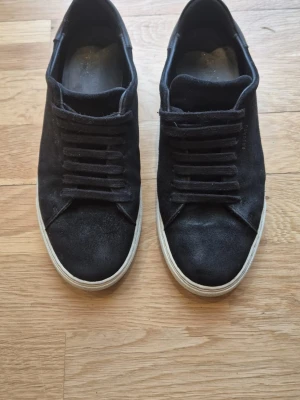 Svarta sneakers från Axel Arigato - Feta Axel Arigato Clean 90 Suede i riktigt bra skick använda i cirka 2 månader, hör av dig vid minsta lilla fundering så svarar jag så fort jag kan🙌🏻🤩