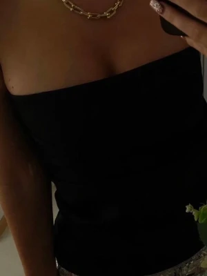 Svart tubtopp - Jätte fin svart tubtopp, med dragkedja i ryggen. Har även silikon på insidan så att den inte glider ner! 