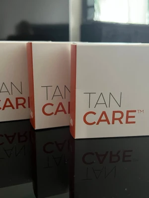 Tan Care brun-utan-sol produkt - Säljer Tan Care 4 stk, en brun-utan-sol produkt i stilren vit och orange förpackning. Perfekt för dig som vill få en solkysst look året runt. Produkten kommer i en praktisk box och är enkel att använda för ett jämnt resultat. Ord pris 1999kr