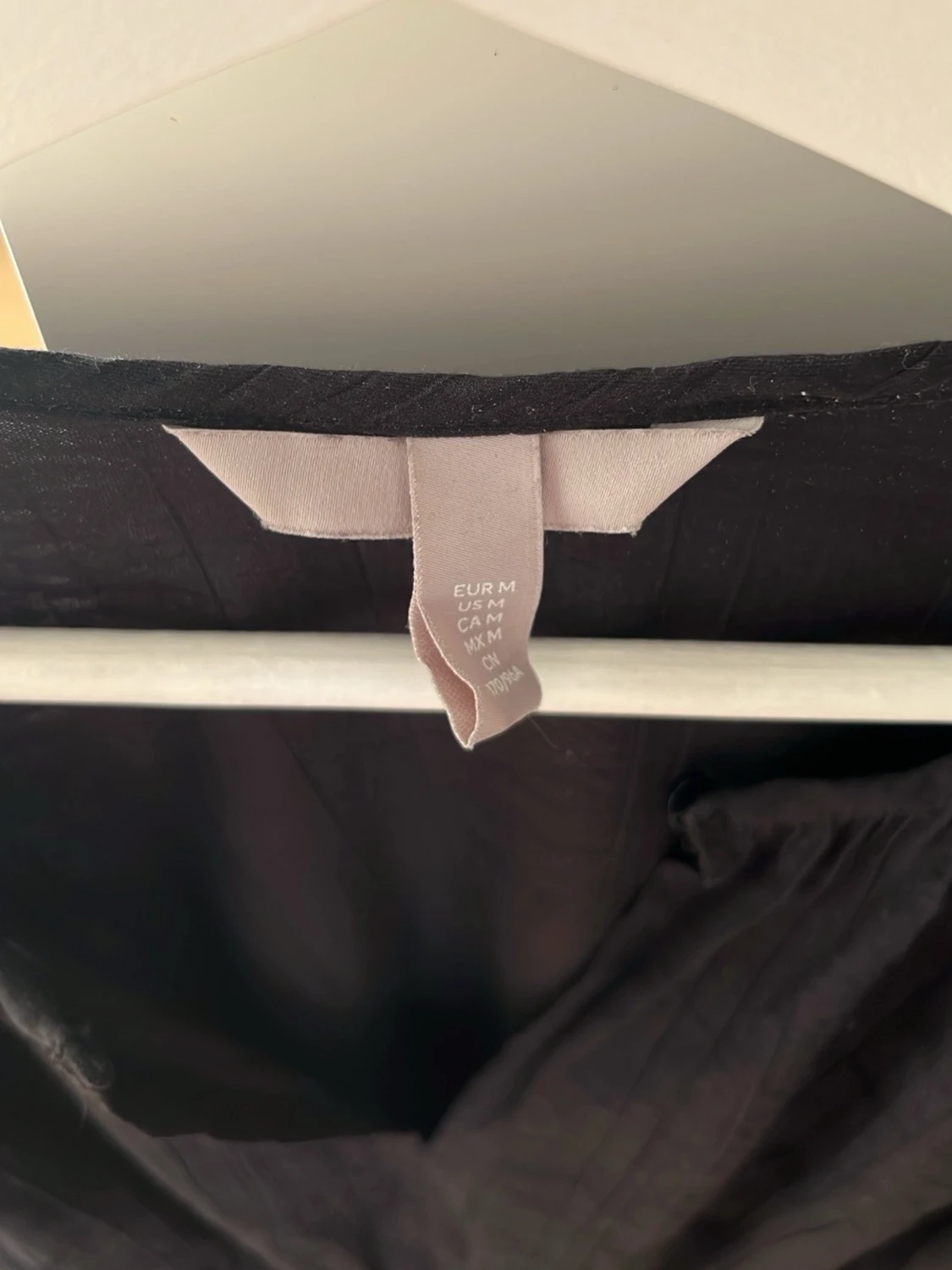 Svart blus med v-ringning från H&M - 1