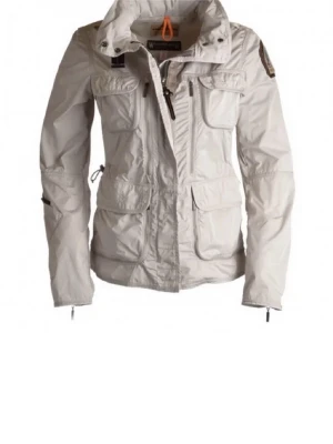 Vit vindjacka från Parajumpers - Snygg vit vindjacka från Parajumpers med flera praktiska fickor, hög krage och patch på ärmen. Jackan har dragkedja, tryckknappar och justerbar midja. Tillverkad i lätt, glansigt material som står emot vind. Perfekt för dig som vill ha en sportig och stilren look. Det finns även en inbyggd luva du kan ta ut om du vill. 