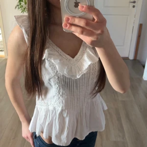 Vit volangblus från H&M - Söt vit blus från H&M🤩 Storlek:XXS,XS!! Skriv om ni har frågor ❤️