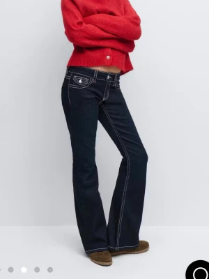 Mörkblå bootcut jeans - Säljer ett par mörkblå bootcut jeans från Gina Tricot med kontrastsömmar och ikoniska fickdetaljer. Jeansen har låg midja och klassisk femficksdesign. Perfekta för dig som gillar en tidlös och avslappnad look. Skriv föe egna bilder eller om ni har några andra frågor🥰
