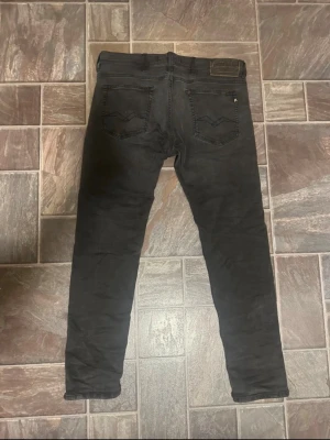 Svarta replay jeans - Säljer mina svarta replay jeans som jag har vuxit ur dem är i storlek W34 L30. Hör av dig vid frågor