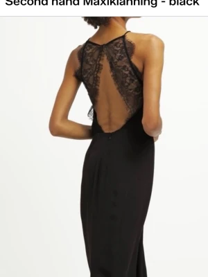 Svart långklänning med spetsdetaljer - Klänning i storlek M, bra skick! 