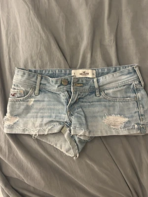 Ljusblå jeansshorts från Hollister - Säljer ett par ljusblå jeansshorts med låg midja från hollister. Säljer för dom tyvärr har blivit för små.🥰💞