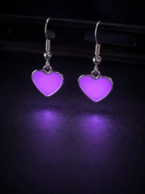 Söta hjärtformade örhängen - Lyser i mörker  - Säljer ett par söta hjärtformade örhängen i rosa med silverfärgad kant. Örhängena är tillverkade i stainless steel och lyser i mörkret med en lila nyans. Perfekta för dig som vill sticka ut lite extra! Tål vatten & missfärgas inte. Lång livslängd. 