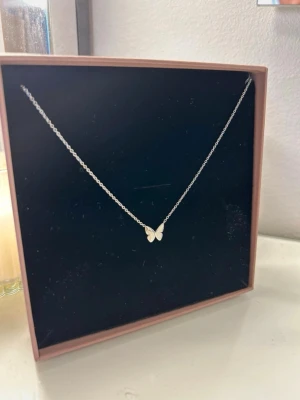 Edblads halsband - Säljer detta jättefina Edblads halsbandet i silver i form av en fjärill💓tyvärr måste jag sälja de då de inte kommit till användning eftersom jag inte själv använder halsband🩷