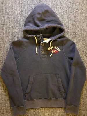 Hollister hoodie ~ sällsynt 2000’s modell - Säljer en eftertraktad Hollister tröja i väldigt bra skick | storlek M (true size) och passar perfekt nu till våren. Kan även gå ner lite i pris vid snabb affär  Obs vid frågor tveka inte😊