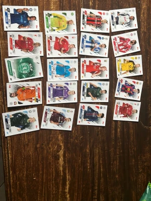 Match attax fotbolls kort - Fina kort, det ena är lite skadat och det är Billy Gilmour blå tröja, annars är den välbehandlade, alla går för en krona stycket 