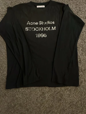 Acne Studios longsleeve - Snygg svart långärmad t-shirt från Acne Studios.