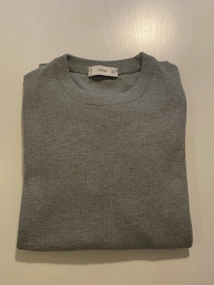 Grå stickad tröja från Mango - Snygg grå stickad tröja från Mango i storlek M